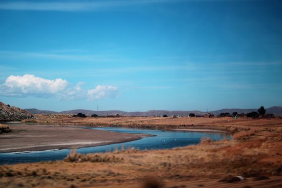 Farben gibt es hier nur wenige, da wirkt das Wasser besonders blau und man sieht es schon von weitem