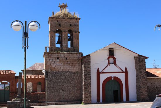 Hier im Ort steht mit Santo Domingo die älteste Kirche des Hochlandes gebaut um 1534. Unter dem Kirchenschiff  befand  sich ein Friedhof der Lupaca, ein Volk das vor den Inkas hier lebte. Bei der Christianisierung des Landes hat man gerne solche Stätten der "Wilden" überbaut.
