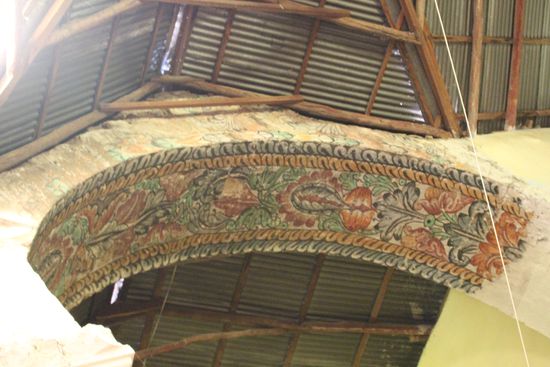 Von den 4 Bögen die ursprünglich eine Kuppel hielten ist nur noch einer vorhanden, die Kuppel ist vor Jahren eingebrochen und die Gemeinde hat kein Geld sie zu rekonstruieren. Ein Teil der ursprünglichen Bemalung ist noch zu sehen.