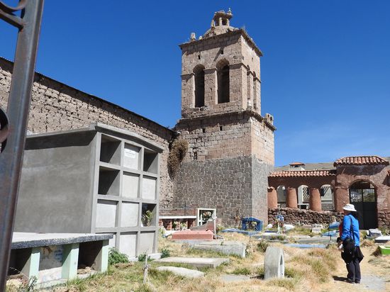 Der Friedhof der Kirche wirkt ungepflegt, an vielen Gräbern ist nicht einmal der Name des Verstorbenen vermerkt. Auch hier liegt an vielen Stellen Müll.