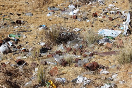 Gerade im Hochland beten die Menschen noch viel zu Patchamama, der Mutter Erde, opfern ihr immer wieder den ersten Schluck Bier oder  etwas Mais und erzählen einem wie wichtig der Boden zum überleben ist und gleichzeitig wird alles mit Dreck und Abfall zugedeckt. Überall wird regelmäßig der Müll abgeholt, es gibt also keine Notwendigkeit ihn so zu entsorgen. Auch wenn es bei vielen an Bildung und Aufklärung fehlt  ist es für uns oft  unbegreiflich wie mit der "so verehrten Patchamama" umgegangen wird.