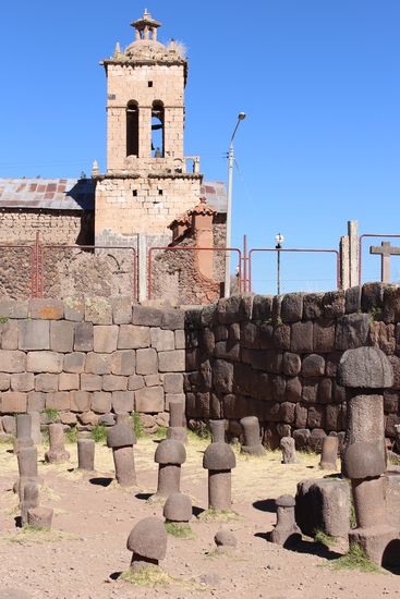 Der Tempel mit den vielen Phallussymbolen liegt direkt neben der Katholischen Kirche. Anscheinend war die Kirche 1534 nicht so prüde wie heute sonst hätten sie die Kirche auf diesen Grundmauern gebaut oder den Tempel zerstört
