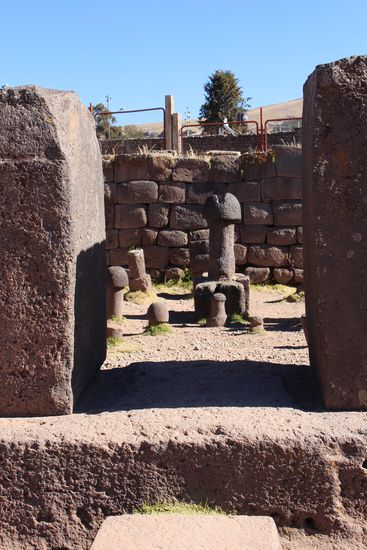Ein Fruchtbarkeitstempel der Inkas, innen voll mit polierten phallischen Steinen. Frauen konnten hier Kokablätter und Mais opfern um ihre Fruchtbarkeit festzustellen und zu stärken.