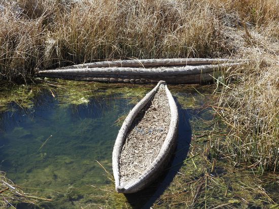 Mit solchen Schilfbooten fahren heute noch Fischer auf den See raus zum fischen.
