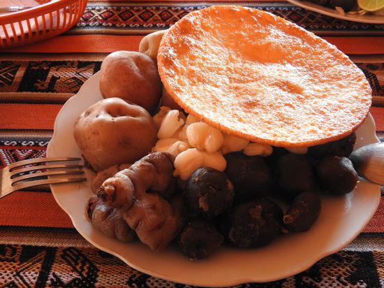 Essen in einer kleinen einheimischen Gaststätte. Erst gab es Gemüsesuppe und dann frittierter Käse mit dreierlei Kartoffeln und Mote (eingeweichter,  aufgequollener und damit weißer Mais). Es schmeckte richtig lecker und unsere komplette Rechnung belief sich auf ganze 3,80 Euro. Im Vergleich dazu haben wir am Abend vorher im Hotel gegessen, meine Gemüsesuppe war nur lauwarm, schmeckte nach nichts und kostete 6 Euro. Wir gehen am liebsten da essen wo viele Einheimische sitzen da es dort auch meistens gut schmeckt.