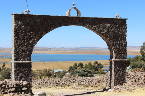 Blick auf den See von der Gedenkstätte der Heiligen Barbara oben am Berg aus