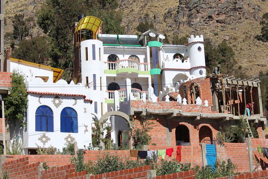 Unser Hostal, der obere Teil ist schon fertig aber unten wird noch weitergebaut. Mit seinen Türmchen und  Rundungen sehr schön.