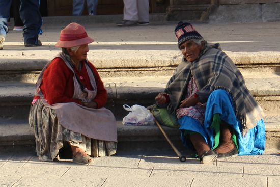 Überall auf den Treppen sitzen Menschen und plauschen miteinander, essen, stricken oder schaun einfach herum, das Leben spielt sich hier sehr öffentlich ab.