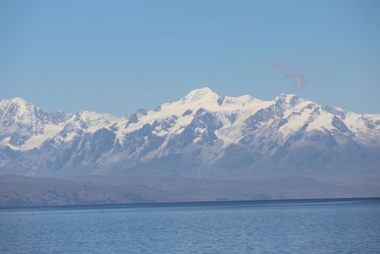 Die beiden höchsten Bergen der Cordilliera Real der Illampu etwa 6300m hoch  und der Ancohuma mit 6400 Metern und davor der See eine tolle Kulisse zum Brotzeitmachen