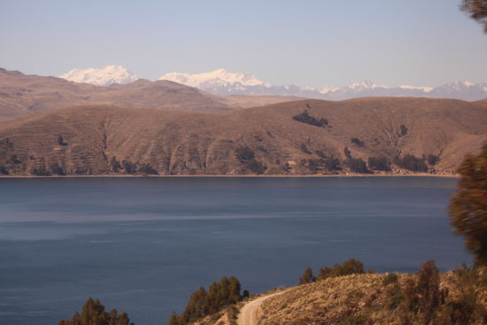 Im Hintergrund sieht man bereits die Cordillera Real auf die wir zufahren.