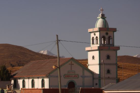 Katholische Kirchen sieht man sowohl in Peru als auch in Bolivien überall, so klein kann ein Ort gar nicht sein dass nicht ein Gotteshaus und ein Fußballplatz dort steht.
Zunehmend scheinen aber auch die Evangelikalen  und die 7 Tags Adventisten hier zu missionieren.