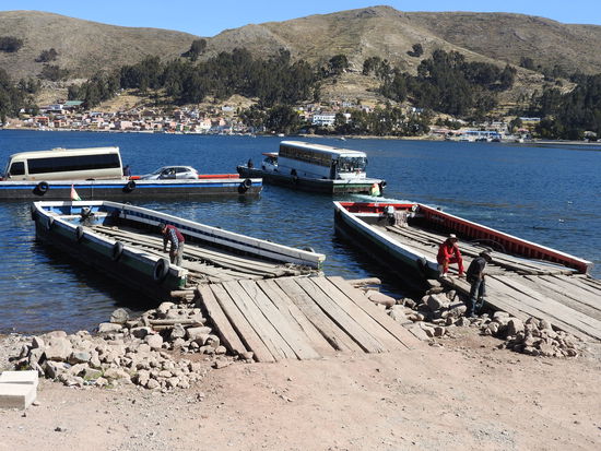 Sehr vertrauenserweckend sehen die alten Holzfähren nicht aus