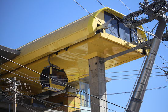 Die Haltestelle der gelben Linie war nicht weit von unserem Hotel entfernt und mit ihr kann  man bis El Alto hochfahren. Eine Fahrt kostet 3 Bolivianos etwa 40 Cent egal wie weit man damit fährt. Das aus- und einsteigen ist bequem da an den Haltestellen die Gondeln so langsam sind dass auch alte Menschen oder Rollifahrer gut damit zurechtkommen. Alle Stationen sind auch mit Aufzügen ausgestattet.