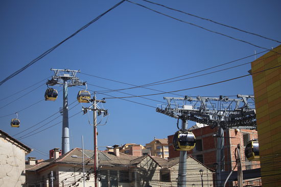 Die Gondeln queren knapp über den Dächern die Stadt und es ist ein gigantischer Blick auf La Paz