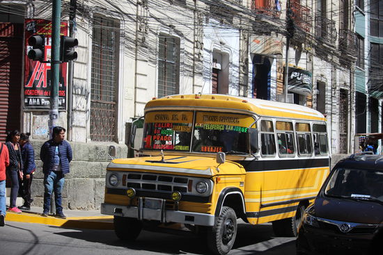 Auch hier gibt es wieder wunderschöne alte Busse, die zwar ächzen und qualmen aber immer noch ihren Dienst tun. Wie bei den Collectivos steigt man ein und aus auf Winken oder Zuruf.