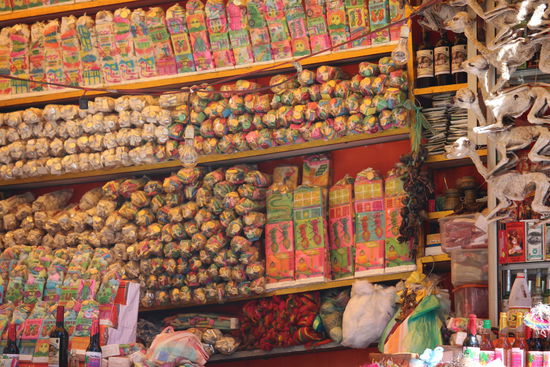 Die Heilmittel sind bunt verpackt und für jedes Wehwehchen soll es hier Linderung geben.