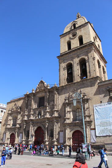 Die Basilika San Francisco wurde  1549 gebaut und  1744 in die heute sichtbare barocke Form gebracht. Zum Bau wurden wie immer Steine von präspanischen Bauten benutzt und die Fassade wurde durch indigene Steinmetze reich verziert