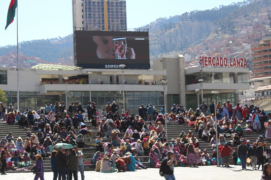 Typischer Sonntagnachmittag - die Treppen an der Plaza San Franzisko sind gut besetzt und oben läuft wie überall ein überdimensionierter Fernseher