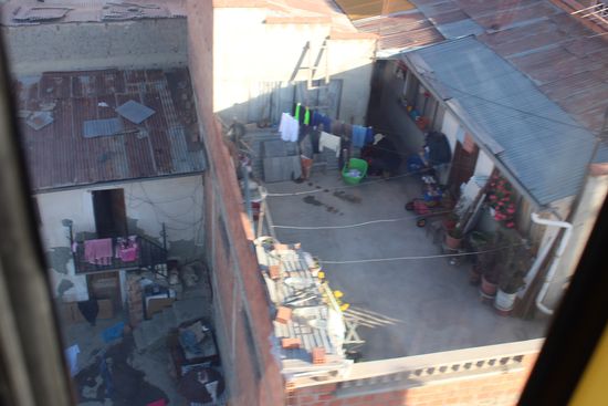 Die Seilbahn fährt so dicht über die Häuser dass man jedem in den Garten und auf die Terasse schauen kann