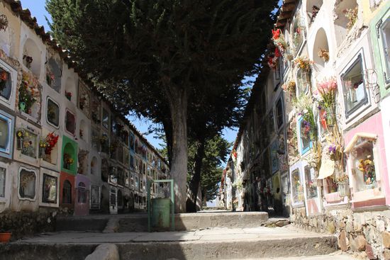Der Friedhof von La Paz - riesengroß oben am Berg