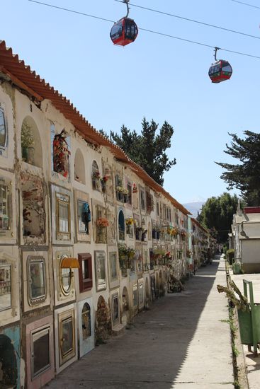 Die Särge oder Urnen werden in Wandnischen geschoben und mit einer Steinplatte verschlossen. Davor  kann dann ein Metalleinsatz eingeschoben werden und darin sind  Erinnerungen an den Verstorbenen aufbewahrt
