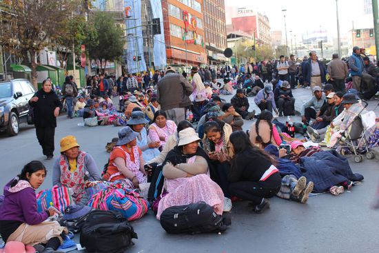 Ein Sit in auf der wichtigsten Straße quer durch die Stadt und da sich die Bauern strategisch günstig platziert haben kam der Verkehr komplett zum erliegen.