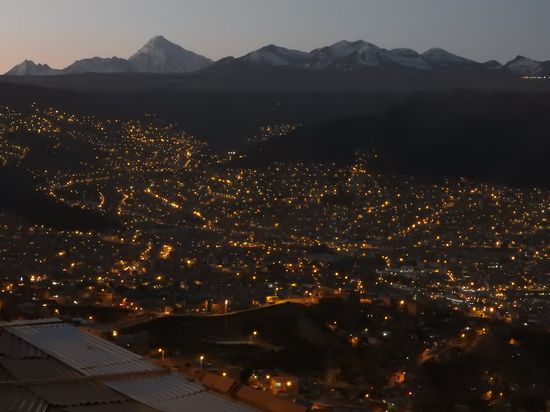 La Paz bei Nacht von El Alto aus - wunderschön und beeindruckend und da wäre ein Weitwinkel von Vorteil