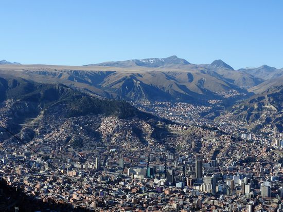 La Paz am Tag auch von El Alto aus, die meisten Hügel sind bereits zugebaut und der Zustrom vom Land reißt nicht ab.
