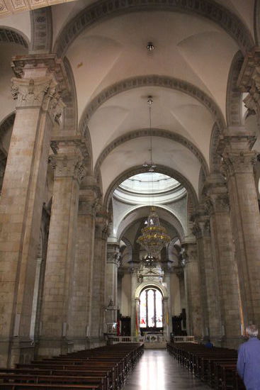 Die 1835 gebaute Kathedrale besticht durch ihre Einfachheit, ohne viel Gold und Brimborium aber schönen Steinmetzarbeiten