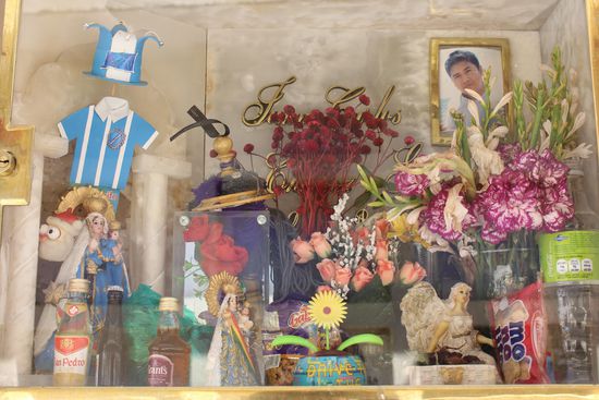 Die Metalleinsätze enthalten die Dinge die der Verstorbene gerne hatte. Dieser junge Mann war Fußballfan, mochte Likör, Maiscracker und Nippes. Was wäre wohl in meinem Glaseinsatz? Ein kleines Gangsa, ein Buch, Kuchen, Cappucino, ein Globus  und eine CD.