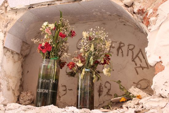 Viele können sich keinen Einsatz leisten, dann wird der Name und das Sterbedatum in den frischen Verputz eingeritzt und Blumen reingestellt