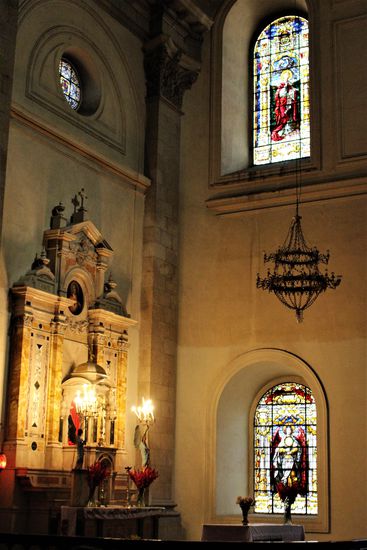 Und vor allem wunderschöne und kunstvolle Glasfenster