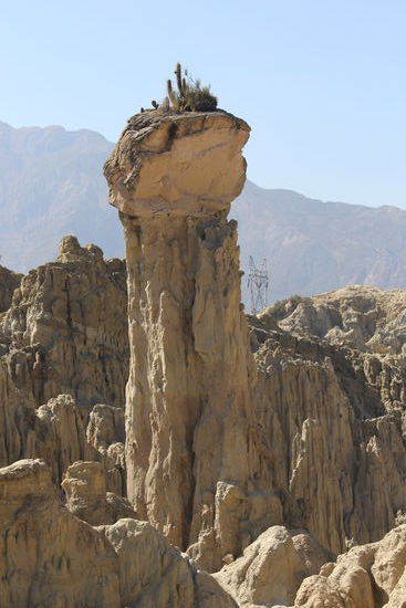 Früher hatten wohl alle Säulen Steine oben auf liegen aber das Tal wird oft für Schießübungen genutzt und da die Steine abgeschossen. Im Canyon unter uns ballerte auch jemand herum, wir hörten die Schüsse aber nur.