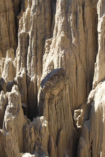 Viele Spalten und Grate sind entstanden, das Gestein ist fast bewuchsfrei