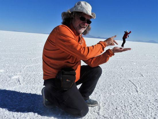 Durch diese große weiße Fläche sind Perspektivverschiebungen leicht machbar und es entstehen witzige Fotos. Hier schnipst mich Konrad von seiner Hand. Balberto  machte es sichtlich Spaß uns die Fotomöglichkeiten zu zeigen und am Ende machten wir noch ein Gruppenvideo indem wir alle 6 aus einer Pringelsdose raus- und wieder reintanzen.