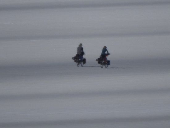 2 verrückte Radeltouristen durchqueren den Salar mit ihren Bikes. Das ist nicht ungefährlich und es kam auch bereits zu Todesfällen da man die Entfernungen schwer unterschätzt und auch wenn es tagsüber warm und sonnig ist die Temperaturen am Abend und in der Nacht schnell auf -20° fallen.
