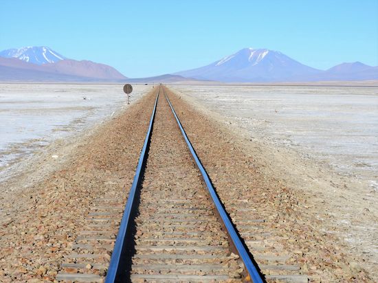 Eine der 2 einzigen Bahnlinien in Bolivien führt nach Chile.. Im Salpeterkrieg 1879 verlor Bolivien seinen Meerzugang an Chile, es darf zwar über eine schmalen Korridor weiter Waren ein- oder verschiffen aber zu sehr hohen Gebühren.
Bolivien kann sich weder wirtschaftlich noch politisch mit dem fehlenden Meerzugang abfinden und das belastet das Verhältnis der beiden Nachbarn immer wieder beträchtlich.