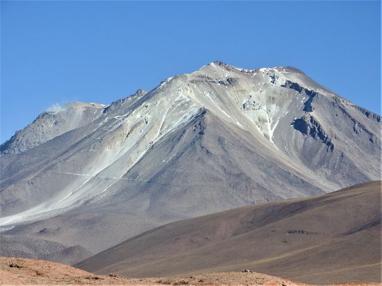 Vulkan Uturunku mit seinen gut 6.000m Höhe und seinem noch aktiven rauchenden Nebengipfel. Auf den Vulkan führt ein Wanderweg hoch, der aber derzeit gesperrt ist.