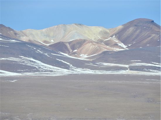 Mineralien bestimmen die Farbe, hier mehrere Vulkantrichter, die weiße Ablagerung  ist Borax und kein Schnee