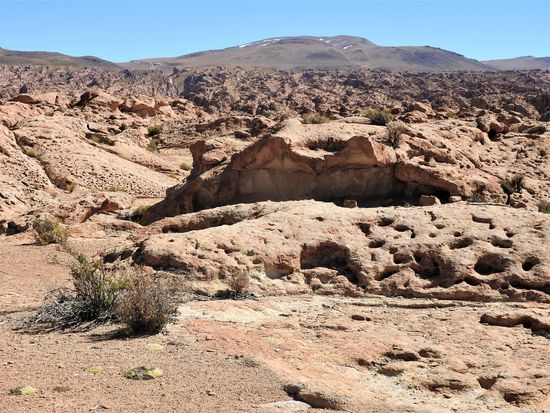Erkalteter Lavatuff prägt große Teile der Landschaft hier.