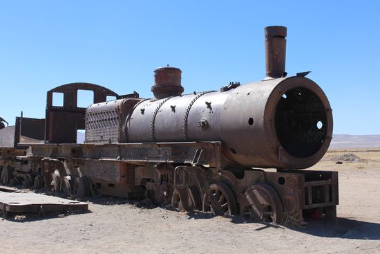 An Zugfriedhof in der Wüste stehen jede Menge alte Dampfloks die vor 150 - 200 Jahren aus England hierher verschifft worden sind und rosten langsam vor sich hin.