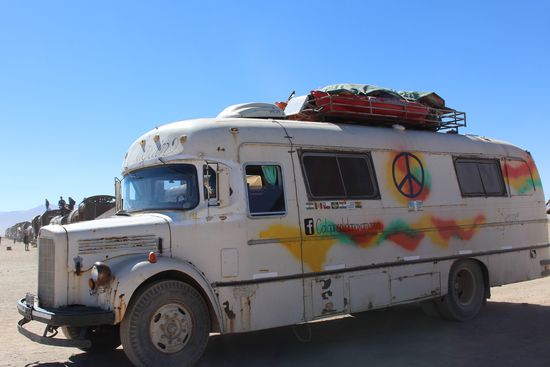 Junge Argentinier die mit ihrem 60 Jahre alten Bus durch Südamerika touren und für Solidarität der Länder und der Menschen untereinander  werben. Sie sammeln Kleidung und sonstige Spenden und verteilen es länderbergreifend wieder. Eine sehr sympathische Truppe