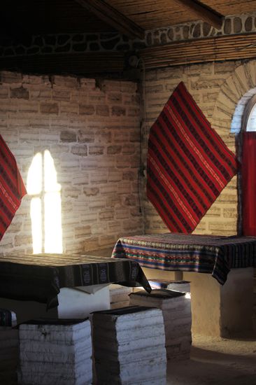 Unsere erste Übernachtung im Salzhotel war komfortabel und es gab sogar eine heiße Dusche. Sowohl die Möbel als auch die Wände des Hotels bestehen aus Salzblöcken und wir haben uns ganz wohlgefühlt.
In der 2. Nacht waren es nackte 4 Wände mit Dach, nur kaltes Wasser und nicht schließbare Toiletten. Die Nacht war extrem kalt und wir waren schon fast froh um 5.00 aufstehen zu dürfen.