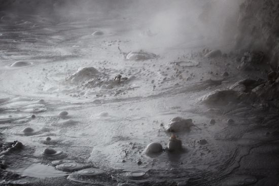 Kochende Schlammpfützen mit  unterschiedlichen Mineralien und Lavaseen,