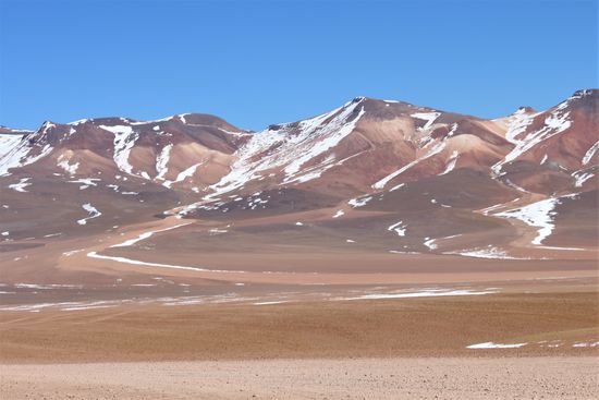 Vulkane in der Salvador Dali Wüste - mit ihren schönen Erdfarben wirken sie in der 110qkm großen Steinwüste durchaus surreal und erinnern tatsächlich an Bilder von Dali