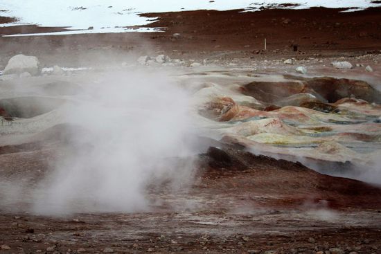 Die Geysire in 5.000m Höhe stinken extrem nach Schwefel und bei dem starken Wind nimmt es einem fast die letzte Atemluft.