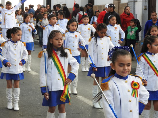 An den Paraden nimmt die ganze Stadt teil.
Auch die Schulen vom Kindergarten bis zur Universität, wie hier die Kinder einer Grundschule