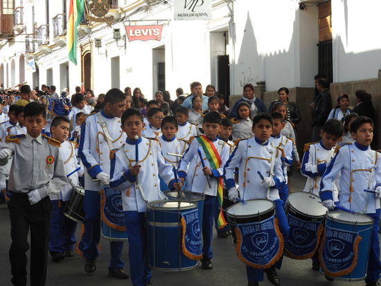 Jede Schule hat ihr eigenes Schulorchester und jedes spielt, manchmal ein ordentliches klangliches Durcheinander wenn sich der Zug zusammenschoppt