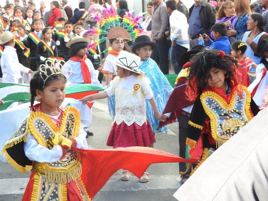 Die Trachten der Kinder symbolisieren die verschiedenen Landesteile und Kulturen, vom Regenwald bis zu den Anden
