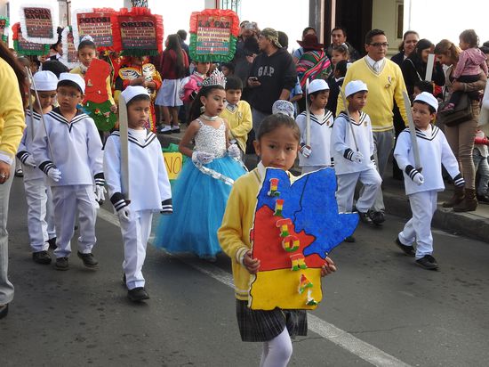 Das  Mädchen in Ketten ist eine sehr häufige Figur hier mit der Marine dargestellt, erschreckend fand ich wie stark   diese kleinen Mädchen sexualisiert werden, dick geschminkt und auf erwachsen getrimmt.
